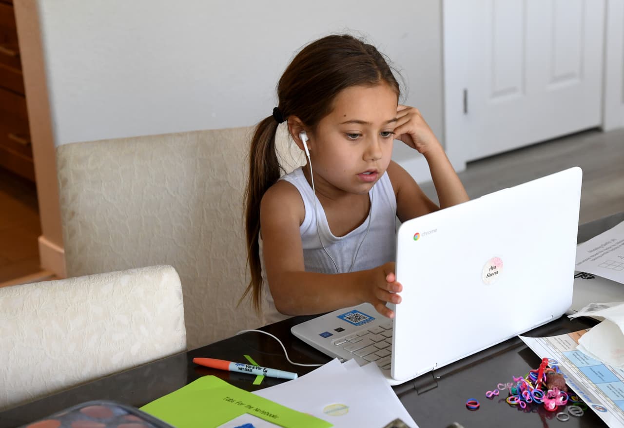 4. 
<b>Reduce las distracciones</b>: “Siempre que sea posible, reduzca las distracciones cuando su hijo esté completando el trabajo escolar. Esto incluye tanto el ruido como los estímulos visuales o el desorden. Un espacio de trabajo designado que sea cómodo para su hijo será útil”, explica Carling.