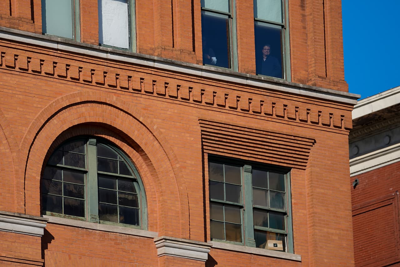 Esta fue la ventana desde donde Lee Harvey Oswald disparó al expresidente John F. Kennedy el 22 de noviembre de 1963 frente a Dealey Plaza. Ahora este sitio alberga un museo en memoria del presidente y que tiene exposiciones referentes al mandato de Kennedy y a lo que significó su asesinato en la historia de los Estados Unidos.