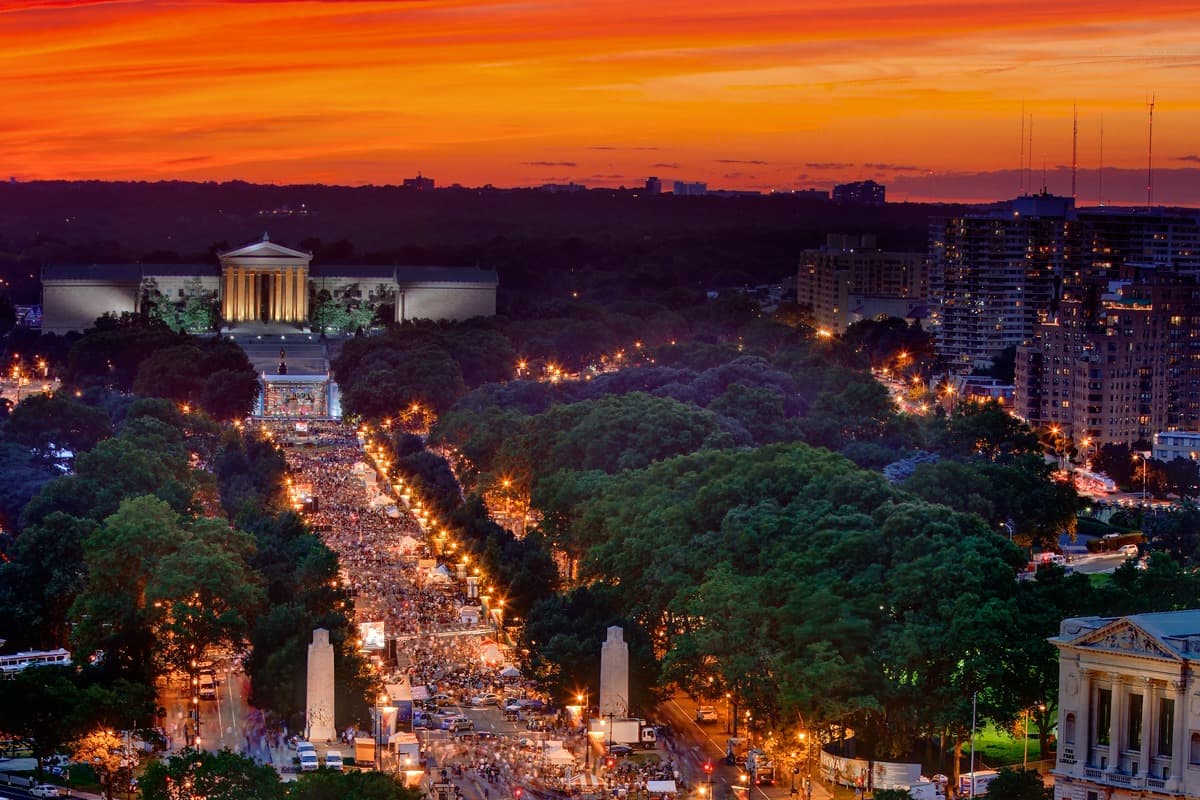 <a href="https://welcomeamerica.com/event/party-on-the-parkway/"><b>Party on the Parkway on the Benjamin Franklin Parkway (4 de julio)</b></a>. Inmediatamente después del Desfile del Día de la Independencia se lleva a cabo la Fiesta en Parkway, que dura todo el día, está repleta de entretenimiento en vivo, camiones de comida, juegos y obsequios antes de las festividades nocturnas y los fuegos artificiales.