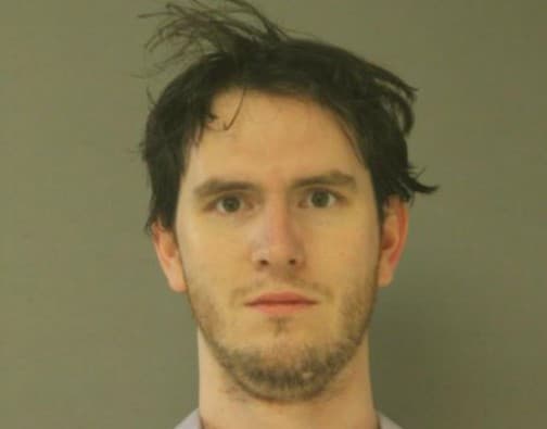 "El avión va a explotar" dijo hombre que enfrenta cargos por amenaza de bomba en vuelo de American Airlines