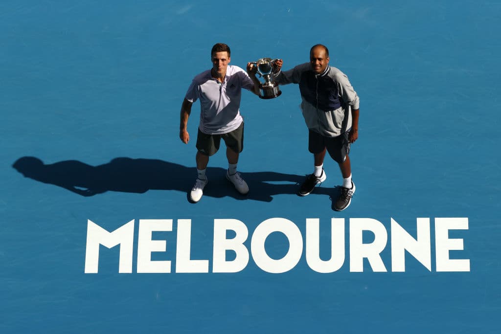 Con una gran remontada, Djokovic vence al austriaco Dominic Thiem con parciales de 6-4 / 4-6 / 2-6 / 6-3 / 6-4 y, por octava ocasión, se lleva el Australian Open y vuelve a ser el número uno.