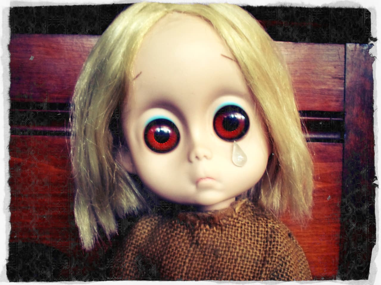 <b>Little Miss No Name: </b>esta muñeca fue creada por Hasbro en 1965 y cómo no fue popular no se volvió a fabricar. Aún se la encuentra en tiendas de coleccionistas y en ebay. Además tiene una página de facebook en la que dueños de estas muñecas comparten sus 'experiencias'. Se trata de una muñeca vestida como indigente, con una lágrima y ojos llenos de tristeza.