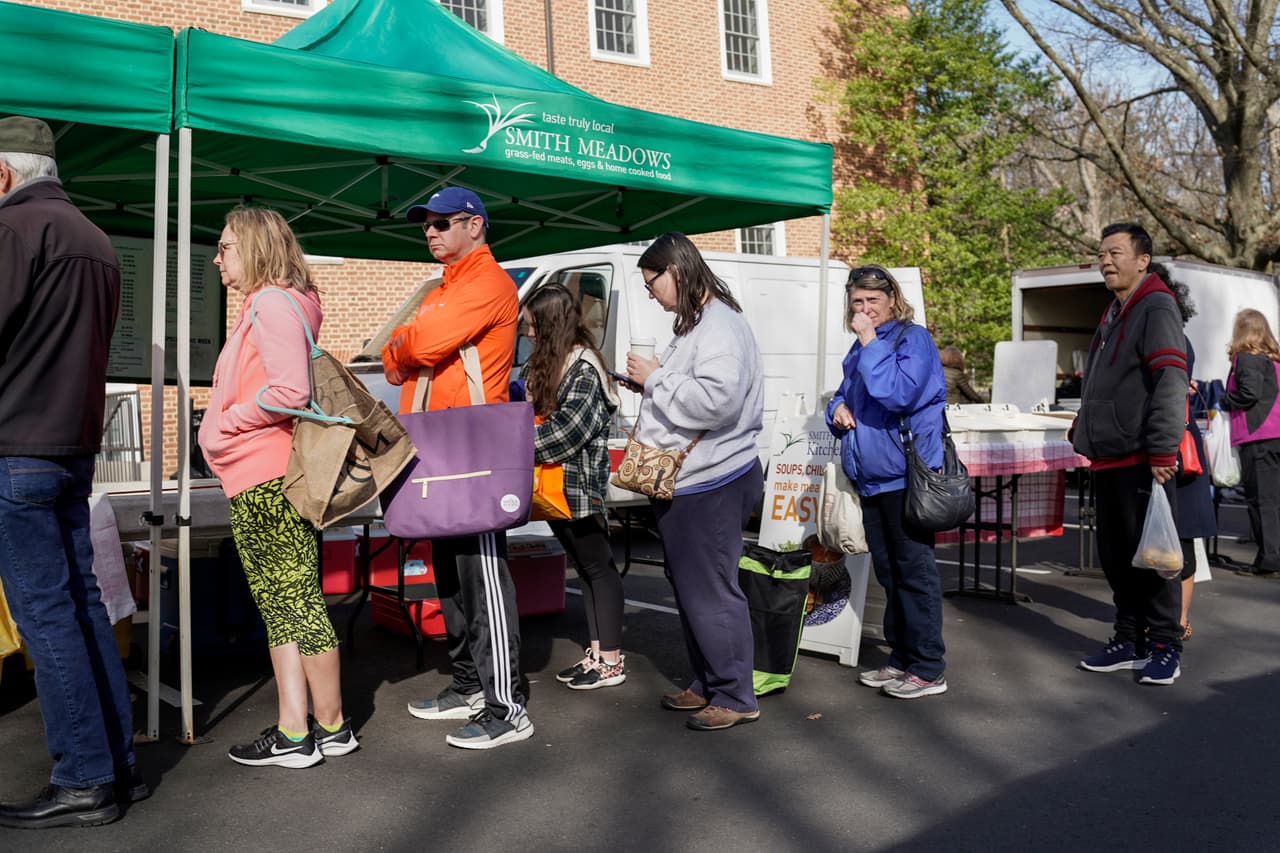 A los compradores también se les pide una serie de acciones para evitar la posible propagación de enfermedades, como 
<b>asegurar que mantienen un espacio de seis pies entre ellos.</b> (AP/J. Scott Applewhite)