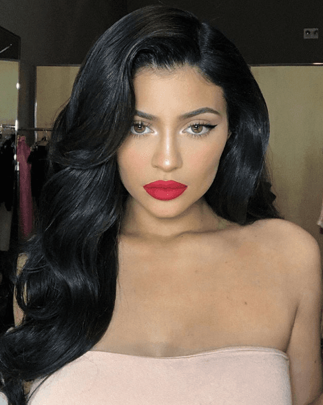 El negocio de Kylie Jenner se inició en 2015 y en ese entonces vendía solo kits de labiales por 29 dólares. El inventario se agotó en las primeras horas tras su lanzamiento.