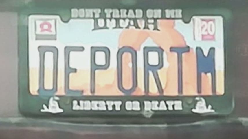 “DEPÓRTENLOS”: la placa personalizada que desata controversia en Estados Unidos