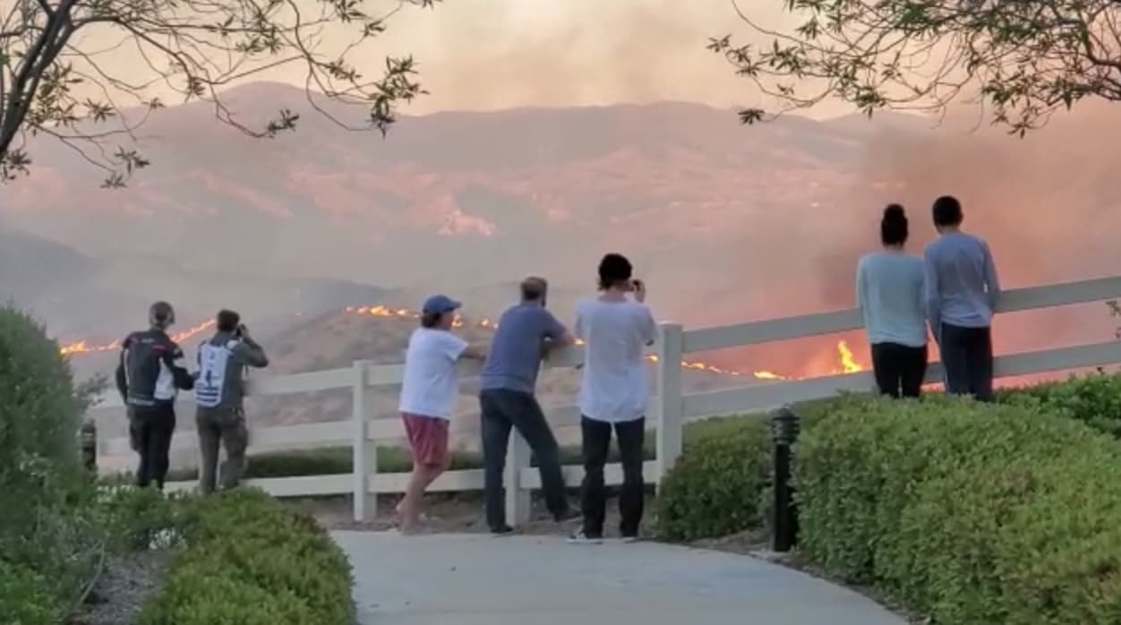 Residentes ven cómo las llamas del incendio en Castaic se acercan a sus casas