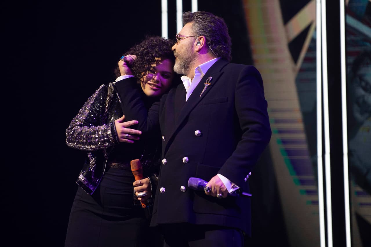 Además, con una gran simpatía, balconeó a su papá y en la sección 'Momento Angelical' en la que conoceremos más de los participantes, mostró el clóset de Manuel Mijares, en el que abundaban curiosos abrigos y excéntricas botas.