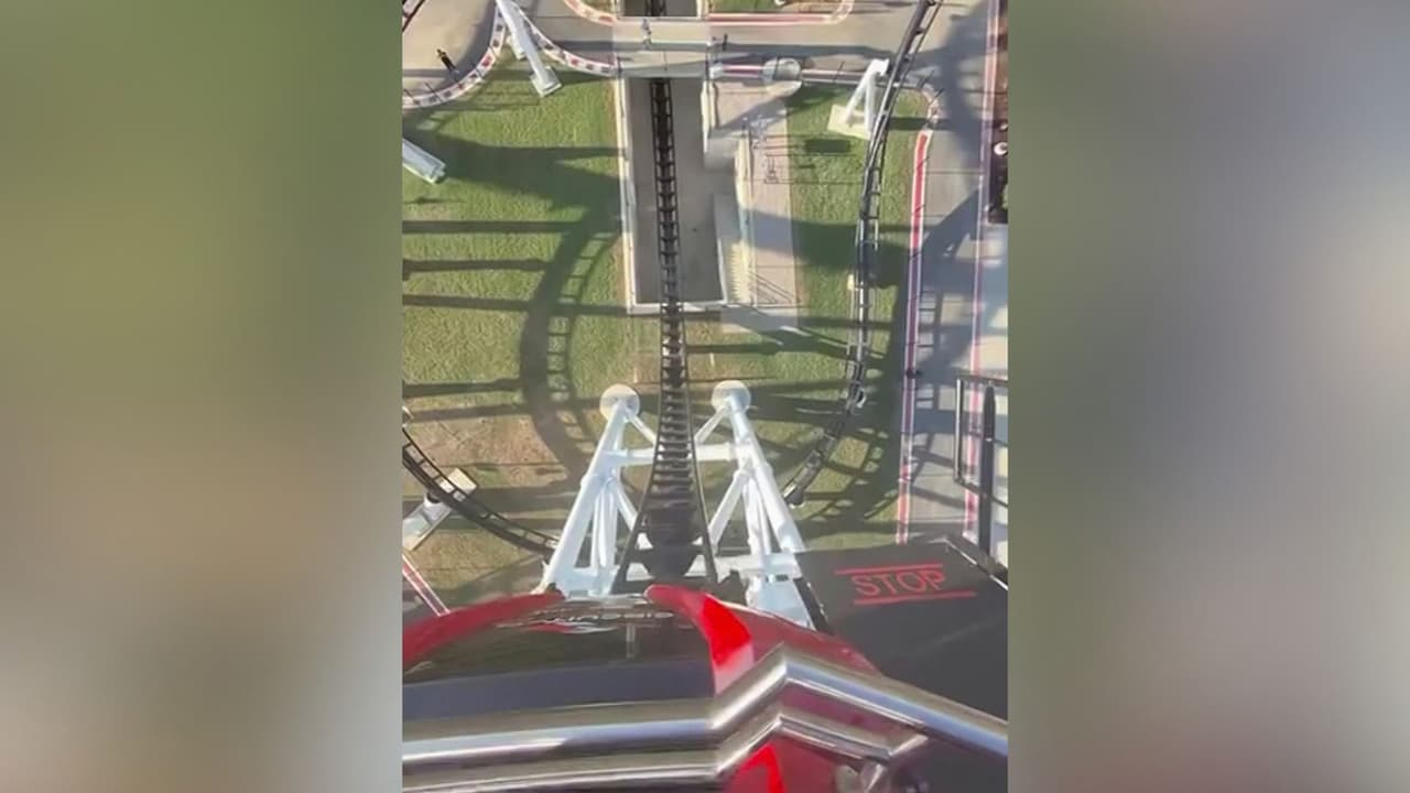 Momentos de angustia: Montaña rusa deja a pasajeros varados a gran altura en Texas; así los rescataron