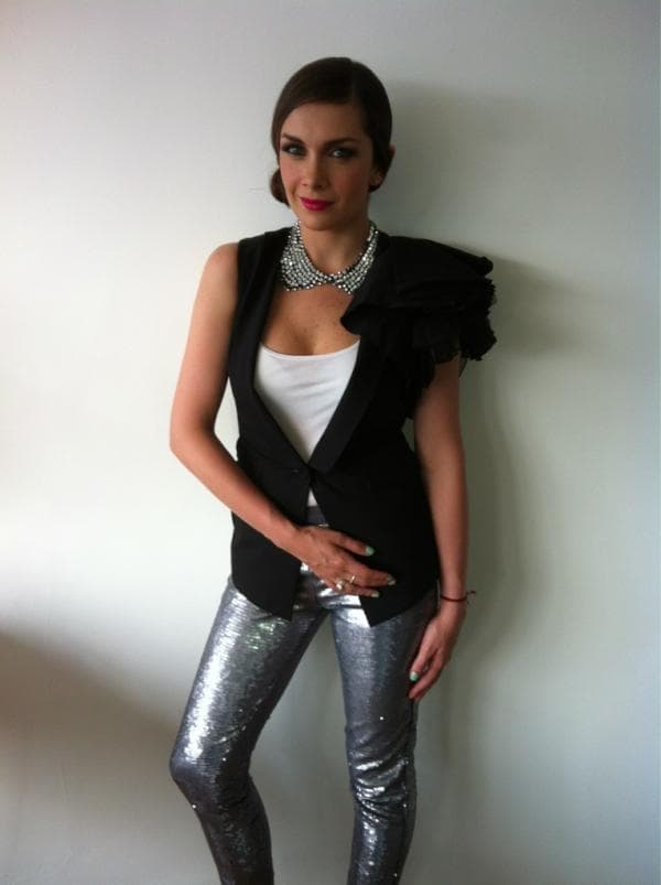 En entrevista para
<b><a href="http://www.univision.com/entretenimiento">Univision Entretenimiento</a></b>, la actriz contó que en el set logró tener excelente química con Juan Colucho, quien dio vida a
<b><a href="http://www.univision.com/series/la-piloto/juan-eduardo-colucho-es-dave">Dave</a></b>, y construyó una fuerte amistad con él:
<b>“casi todas mis escenas las grababa con Juan Colucho y se convirtió en uno de mis mejores amigos".</b>