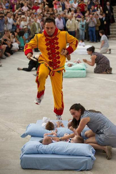 También conocido como el Salto del Colacho simboliza la lucha contra el pecado original con el que nacen los pequeños.