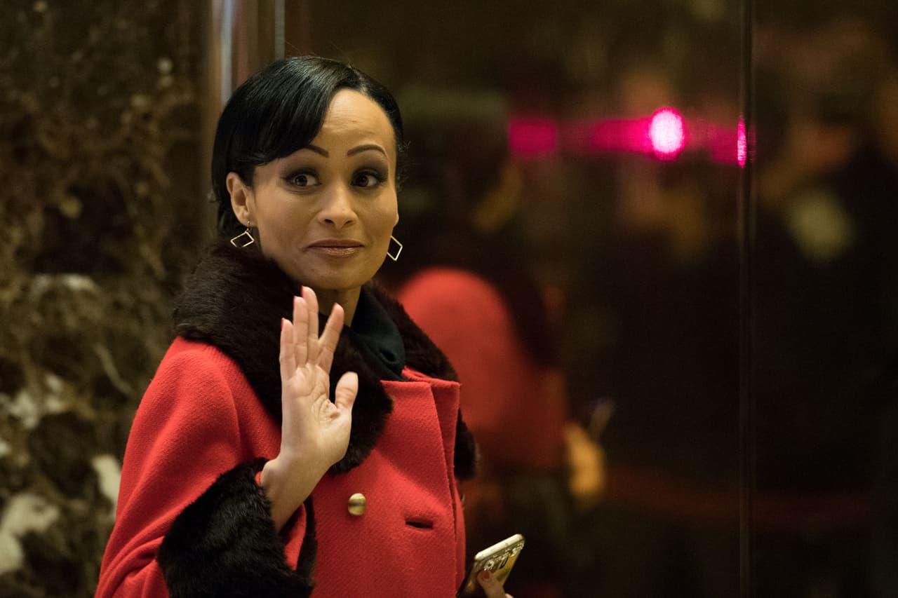 Katrina Pierson, consejera del equipo de campaña de Trump 2020 y exlíder del Tea Party en Dallas, recordó las diferencias que Kamala Harris y Joe Biden sostuvieron durante las primarias demócratas, en las que ambos compitieron. 
<br>
<br>"No hace mucho tiempo que Kamala Harris llamó racista a Joe Biden y le pidió una disculpa que nunca recibió. Claramente, la falsa de Harris abandonará sus propios valores, así como intentará enterrar su trayectoria como fiscal, con tal de agradar a los extremistas anti-policía que controlan al Partido Demócrata", 
<a href="https://twitter.com/Yamiche/status/1293286937084735491?s=20" target="_blank">dijo en un comunicado</a>.
<br>