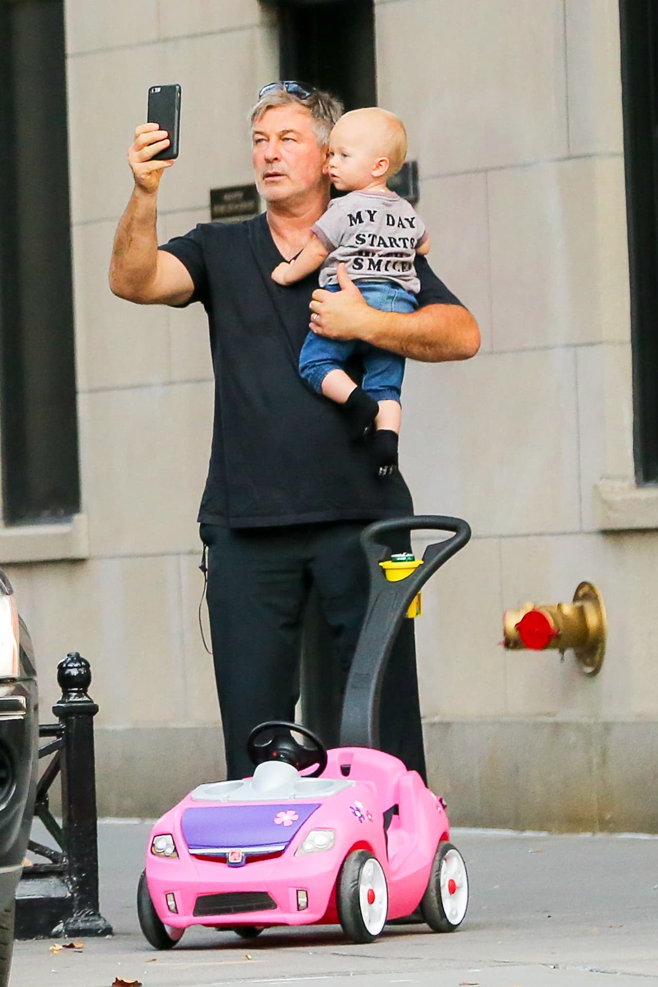 Se detuvo para tomarse una selfie con el nene.