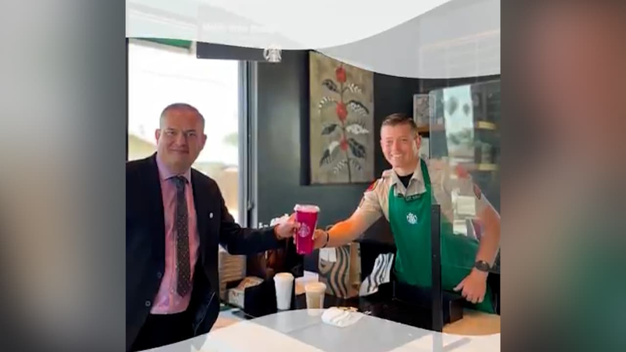 Agentes del Condado de Kern servirán café en un Starbucks, en una sucursal de Weedpatch