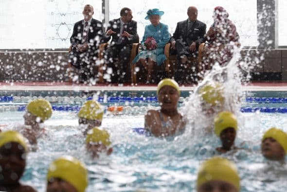 La reina y el príncipe Felipe visitan una demostración de natación de niños de escuelas locales.