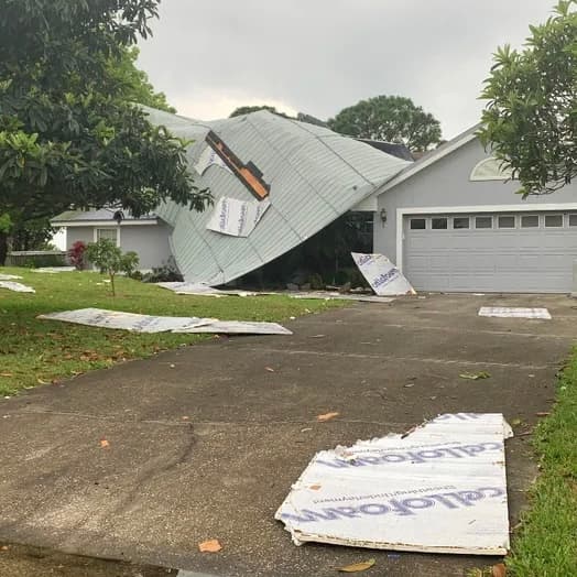Fuertes vientos arrancan techo de una vivienda en el condado de Seminole
