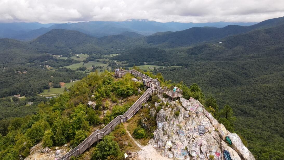 Conoce más sobre Bell Mountain, 
<b><a href="https://www.univision.com/local/atlanta-wuvg/bell-mountain-mirador-donde-podras-disfrutar-de-una-de-las-vistas-mas-impresionantes-de-georgia-fotos">aquí</a></b>.
