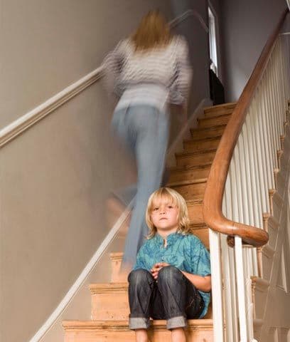 En cualquier lugar del 5% al 28% de los niños presentan cierto grado de fobia escolar en algún momento, incluyendo el absentismo, según el Dr. Kearney, una autoridad líder en el comportamiento, y otros expertos. Para los niños con este problema, el miedo es real y les puede tomar algún tiempo en superarlo. Las familias pueden tener dificultades durante meses para ayudar al niño a volver a las aulas. Ignorar el problema, o no tratar con él por completo, puede causar dificultades más serias posteriormente.