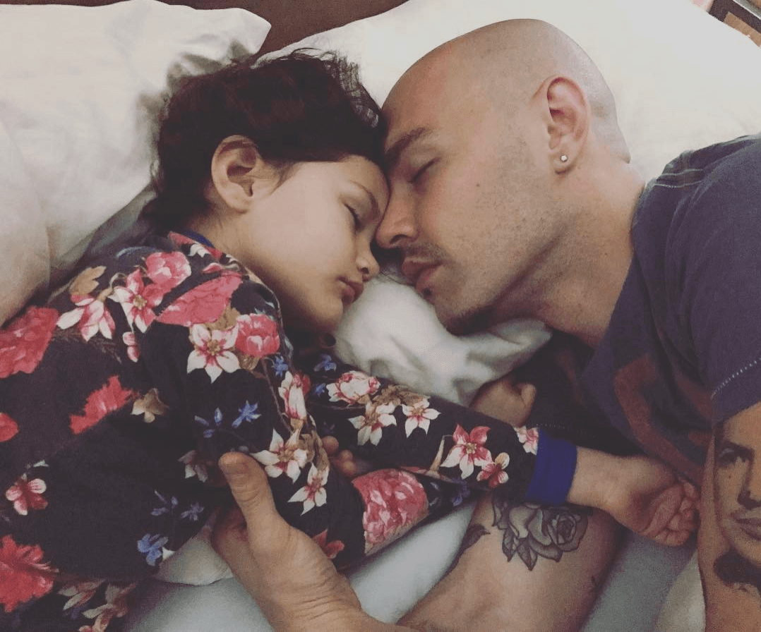 ¿Cómo se llena de amor Jesse Huerta, del dúo Jesse & Joy? Tomando una siesta con su hija Abby.