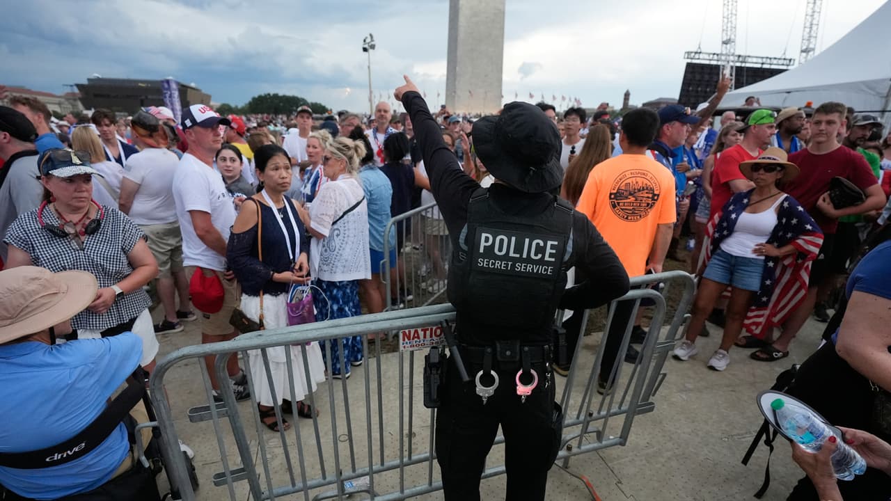 Un agente del Servicio Secreto de Estados Unidos ordena la evacuación debido al mal tiempo durante un evento en conmemoración del Día de la Independencia de Estados Unidos, que celebra el 250 aniversario de la nación, el sábado 4 de julio de 2026, en el National Mall