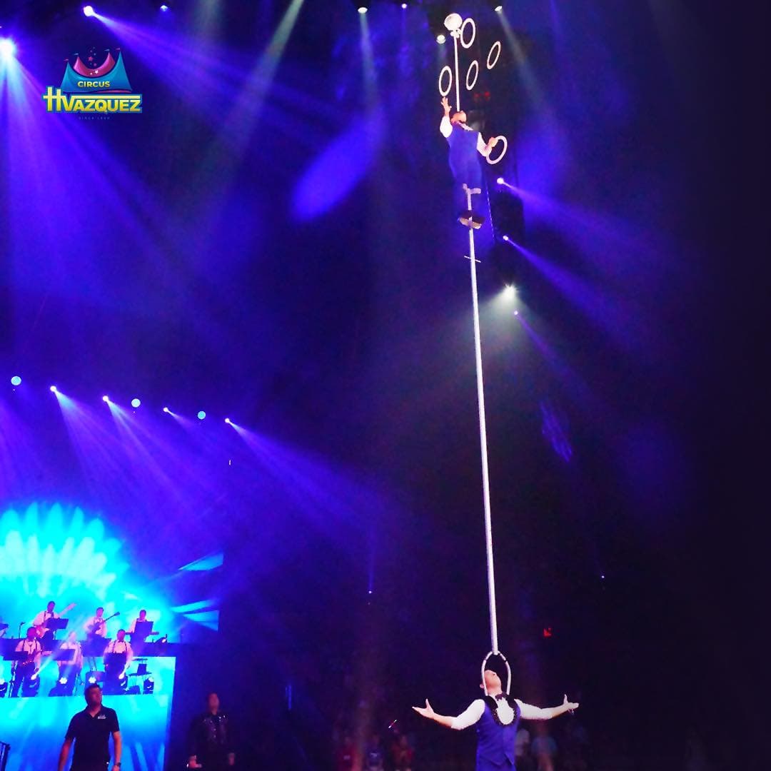 <b>Reyes Brother's</b>. Provenientes de Chile, disfruta de un verdadero clásico: el Acto de Malabares de los Hermanos Reyes. Las habilidades únicas de estos artistas sudamericanos logran trucos que necesitas ver para creer.