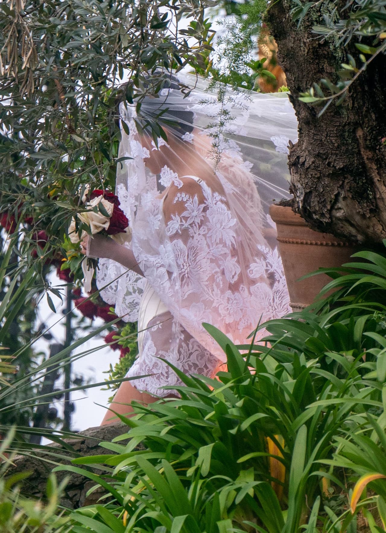 Kourtney Kardashian apareció con su larga cabellera recogida.
<br>