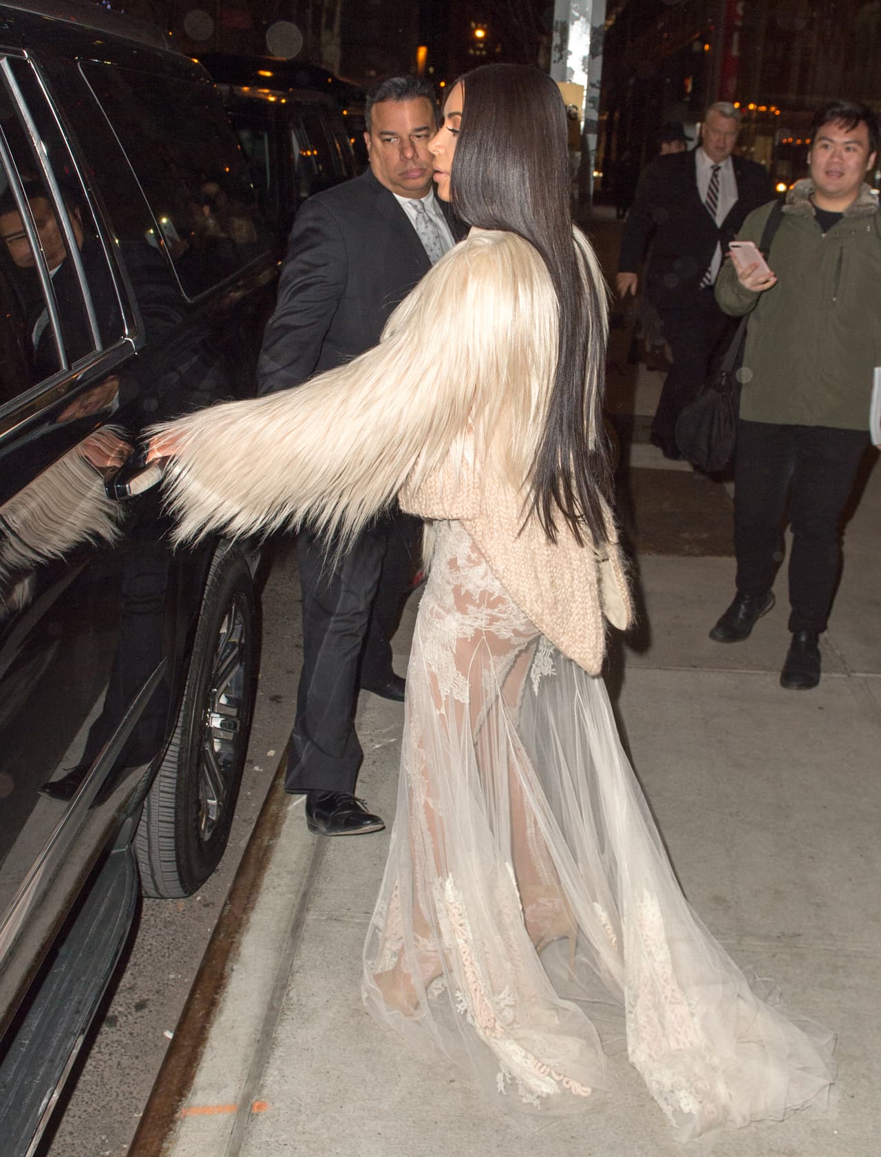 Al parecer, Kylie Jenner también habría sido fotografiada en el set, pero vestida de forma casual. ¿Será que no fue invitada a la filmación?