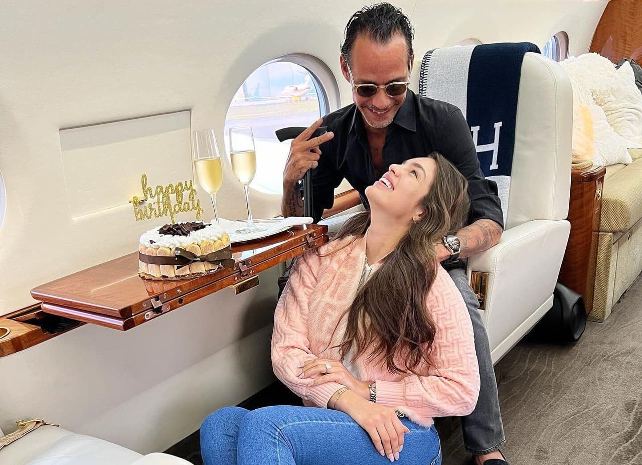 Pero lo que más llamó la atención de los seguidores de la pareja, fue el lujoso anillo con el que apareció Nadia Ferreira en su mano izquierda.