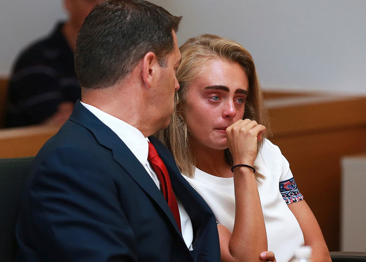 Michelle Carter mientras escuchaba en la corte de Massachusetts los argumentos finales de los familiares de su novio fallecido. La joven de 20 años no dejó de llorar mientras escuchaba todas las ponencias con las que inició la audiencia de su condena este jueves.