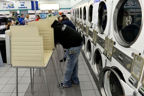 Uno de los centros de votación en Chicago, Illinois, fue instalado en la lavandería "Su Nueva Laundromat".