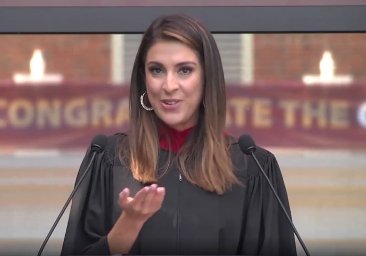 La chica que vimos en la foto anterior es Maity Interiano, quien 10 años después de su graduación de Elon University fue invitada a su 'alma mater' a dar el discurso de fin de curso para los recién egresados y sus familias.
