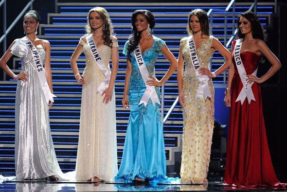 Las cinco bellezas que pelaban por la corona: Miss Filipinas, Miss Ucrania, Miss Jamaica, Miss Australia y Miss México.
