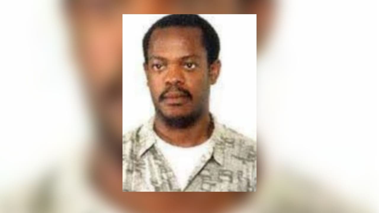 <b>Frantz Dieudonne</b>, de Haití, tiene cabello y ojos de color negro. y Date(s) of Birth Used: June 20, 1969 Place of Birth: Haiti Hair: Black Eyes: Dieudonne tiene conexiones a Nueva Jersey, Pennsylvaniaa y Utah. Se busca por, alegadamente, estar involucrado con crímenes sexuales con menores.