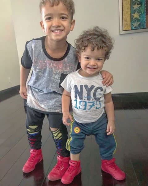 Ahora Matías está por cumplir 2 años el próximo mes de junio. Aquí lo vemos con su hermano Santiago de 5.