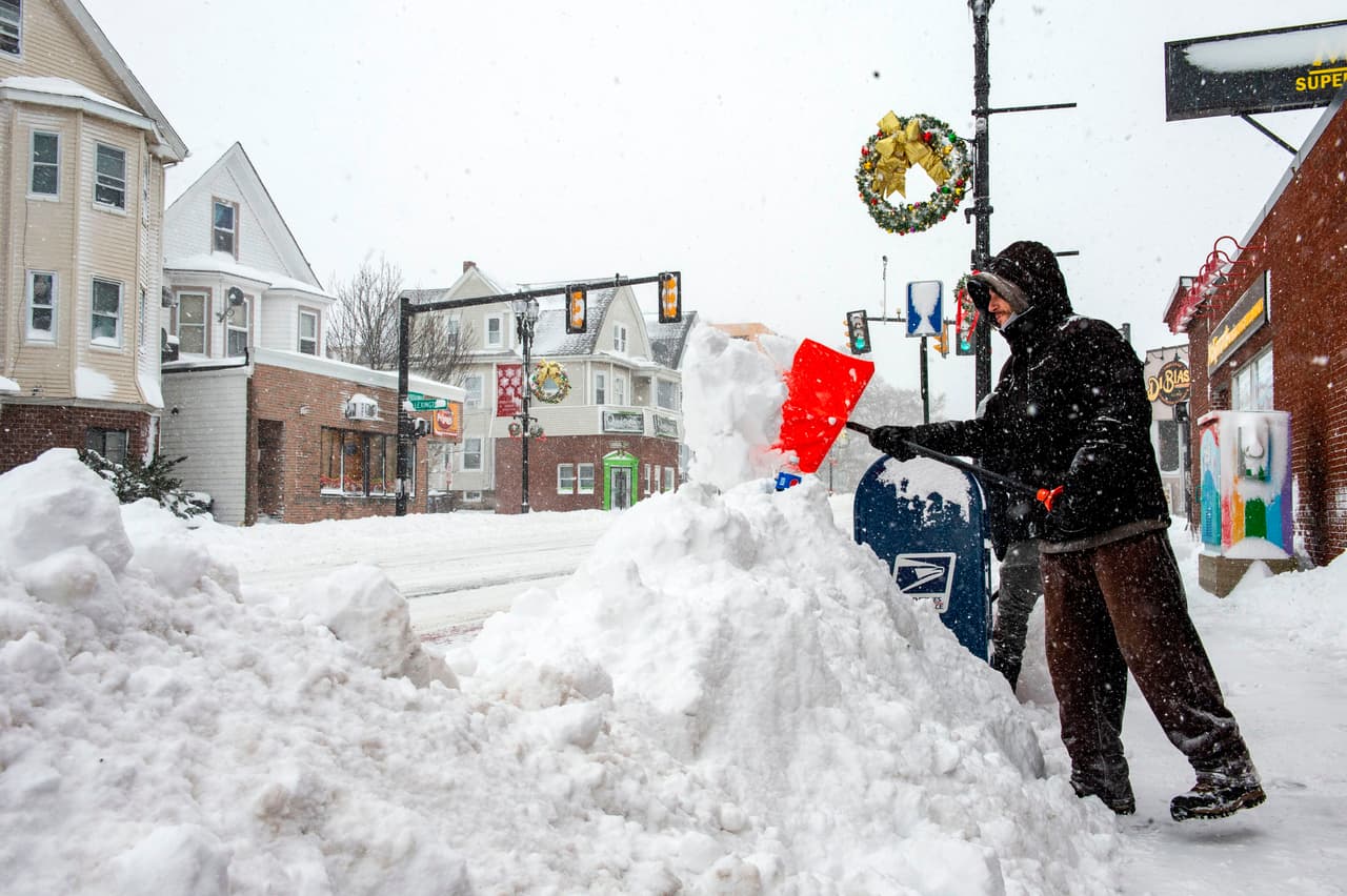 Trabajadores limpian la nieve frente a un mercado en Everett, Massachusetts. La tormenta ha creado desafíos adicionales en medio de una pandemia y del despliegue del programa de vacunación masiva que se está llevando a cabo en todo el país.