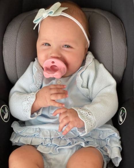 Posteriormente, las fotos de la niña inundaron tanto la cuenta de su mamá como una propia (creada por su progenitora desde que estaba embarazada) y en los comentarios no pararon de compararla con una "muñequita". Hoy en día 
<a href="https://www.univision.com/famosos/los-looks-mas-lindos-de-bella-seely-la-hija-de-marlene-favela-fotos">es toda una fashionista</a> con más de 300 mil seguidores.