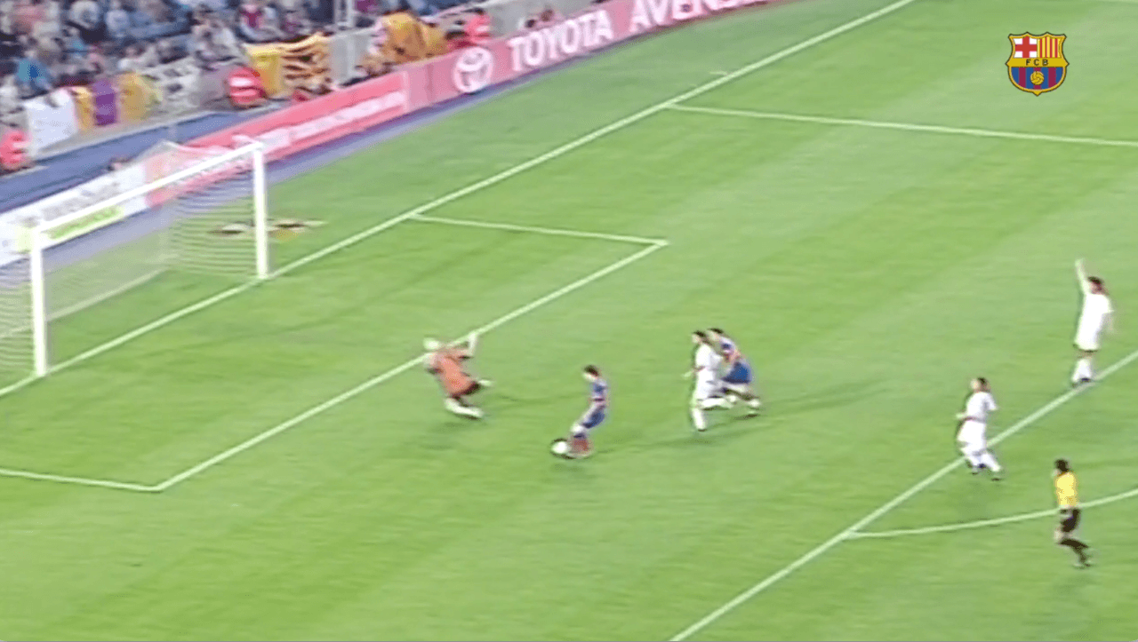 <b>Su primer balón acabó en el fondo</b>
<br>- Ronaldinho le filtró un pase pero Messi estaba en fuera de juego.
<br>- Había marcado un gol de bandera que fue anulado y parecía que la noche no acababa con premio para el argentino.