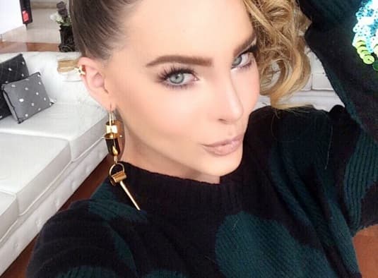 A lo largo de su carrera artística, Belinda ha sido blanco de críticas que ponen en entredicho su aspecto físico.