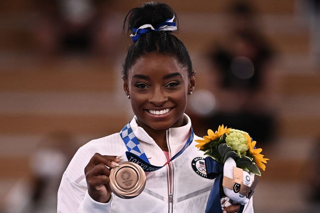 Biles recupera la confianza y gana medalla de bronce en su última competencia en Tokio