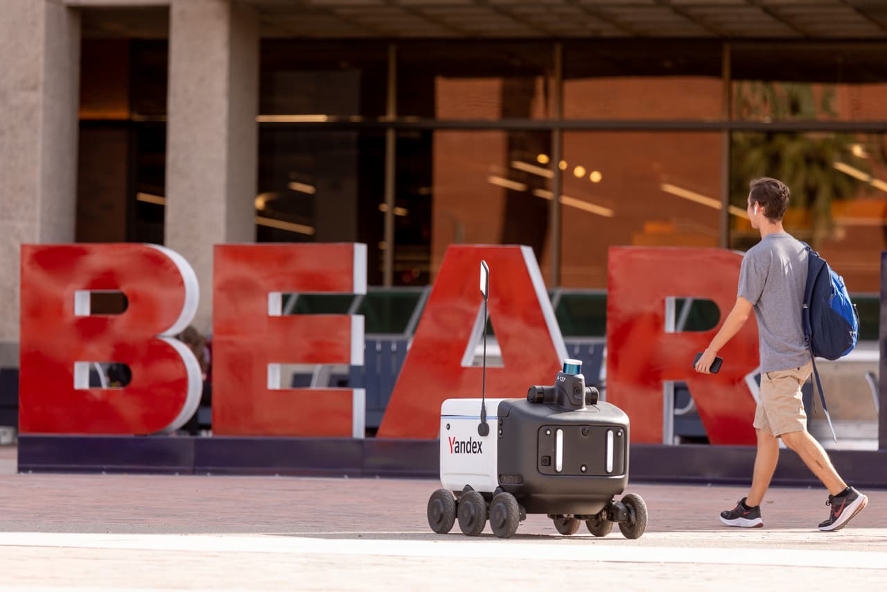 La Universidad de Arizona en 
<a href="https://www.univision.com/temas/tucson">Tucson</a> se convierte en la segunda universidad del país en ofrecer entregas de comida con robots de Grubhub. Los robots rodantes son fabricados por 
<i>Yandex Self-Driving Group</i> y pesan poco más de 100 libras y se mueven a velocidades entre 3 y 5 millas por hora.