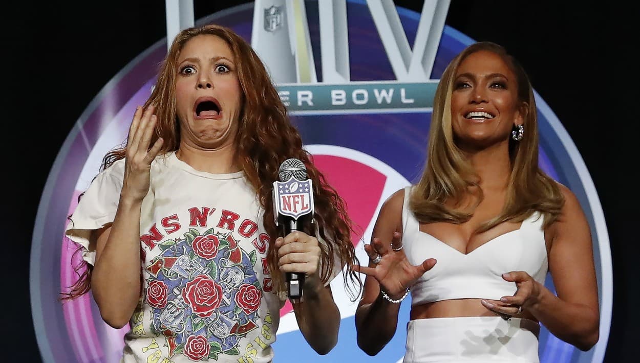 A Shakira no le fue tan bien en la puntería, pero es que entre sus deportes favoritos destaca el tenis mucho más que el fútbol americano o que el soccer, del cual 
<b><a href="https://www.univision.com/shows/el-gordo-y-la-flaca/shakira-cuenta-las-razones-por-las-que-aun-no-se-ha-casado-con-gerard-pique-tras-una-decada-de-relacion-video">su pareja Gerard Piqué</a></b> es una estrella internacional.