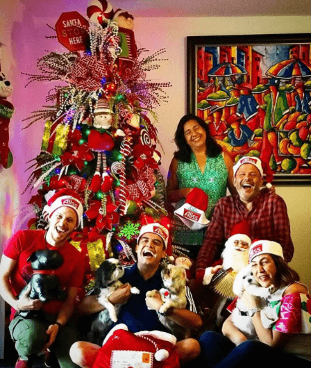 Más feliz no se puede estar, Orlando Segura se divirtió poniendo su arbolito de Navidad.