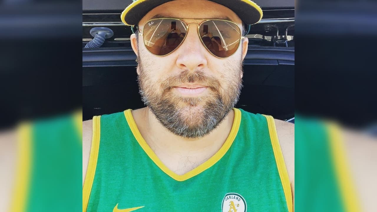 <a href="https://www.univision.com/local/san-francisco-kdtv/golpean-fan-49ers-daniel-luna-en-coma-oakland-estadio-sofi-los-angeles">Daniel Luna</a>, de 40 años, permaneció hospitalizado después de la pelea del domingo mientras la policía buscaba a su atacante con base en un video borroso y la placa de un auto, dijo el alcalde James T. Butts Jr. en una conferencia de prensa.
<br>