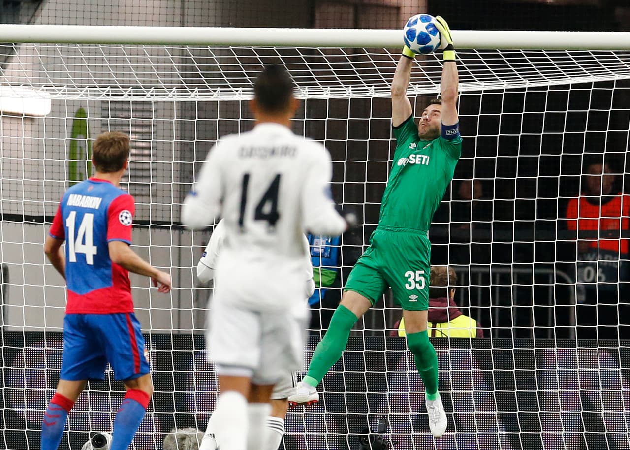 El arquero Igor Akinfeev se encargó de darle seguridad al CSKA Moscú durante buena parte del partido.