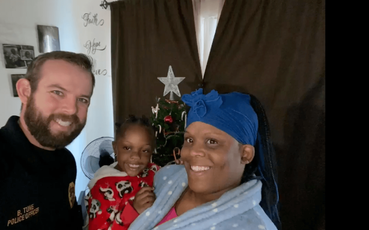 El Departamento de Policia de Bakersfield, a través de su publicación en Facebook, expresa su orgullo ante el espíritu solidario de sus oficiales. "Ellos se aseguraron de que niños que no conocen, tengan regalos debajo de sus árboles esta Navidad".