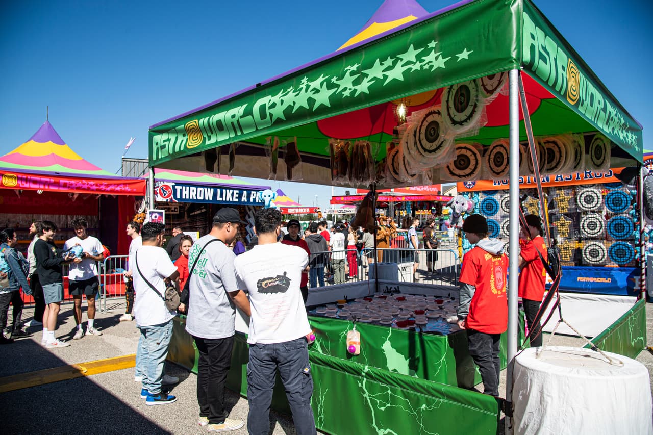 Lina Hidalgo, jueza del condado Harris, dijo que ocho personas perdieron la vida y al menos 300 tuvieron que ser atendidas por paramédicos.
<b>23 personas fueron llevadas al hospital, 11 sufrieron paros cardíacos, según el reporte</b>. Días después, una
<a href="https://www.univision.com/local/houston-kxln/festival-astroworld-muerte-estudiante-video-viral-bharti-shahani-houston-texas">estudiante murió</a> tras sufrir heridas en su cabeza.