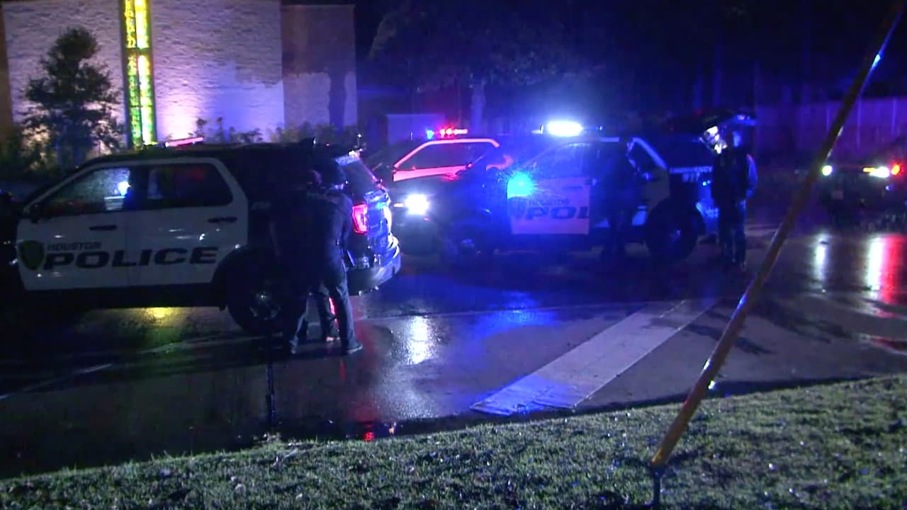 Los cinco sospechosos entraron a una sala de juegos llamada Cafe L'amour en el suroeste de Houston y comenzaron a disparar.