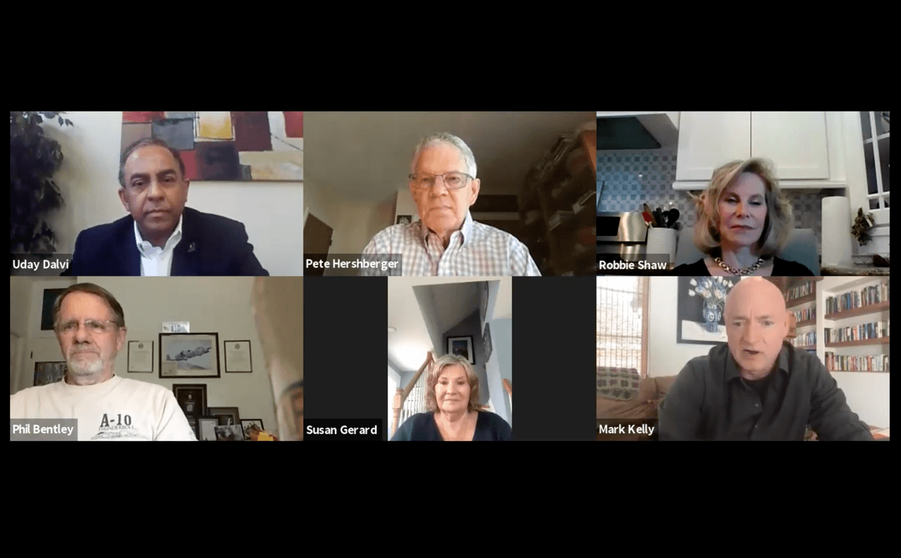 El demócrata Mark Kelly recibe respaldo de algunos miembros del Partido Republicano en Arizona