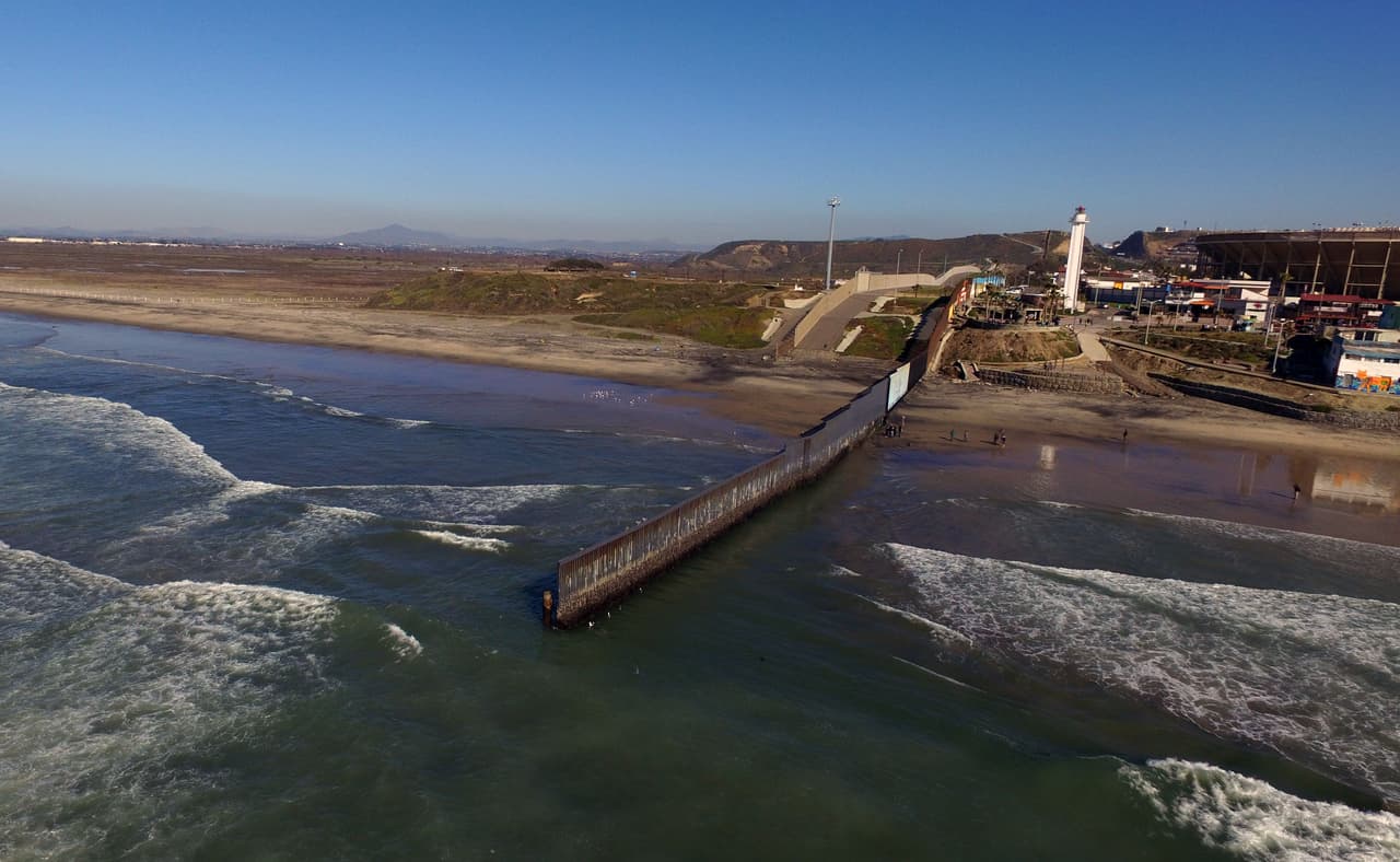 <b>México - EEUU. </b>La primera sección de la barda que separa a México de Estados Unidos entre San Diego y Tijuana se comenzó a construir en los años 90. Hoy este límite físico se extiende 650 millas a través de la frontera. El proyecto del nuevo gobierno es completar el resto de las 2,000 millas restantes. En la foto, el final (o el comienzo) de la barda fronteriza en el Océano Pacífico.
<b> </b>26 de enero de 2017.