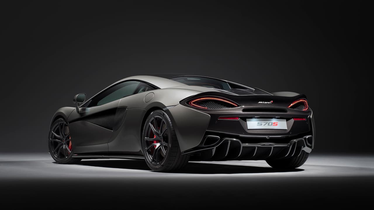 El
<b>McLaren 570S</b>, uno de los últimos supercars británicos, presentó un nuevo paquete de equipamiento deportivo que reduce su peso en unas 55 libras. Estos elementos se acoplan a un nuevo alerón trasero.