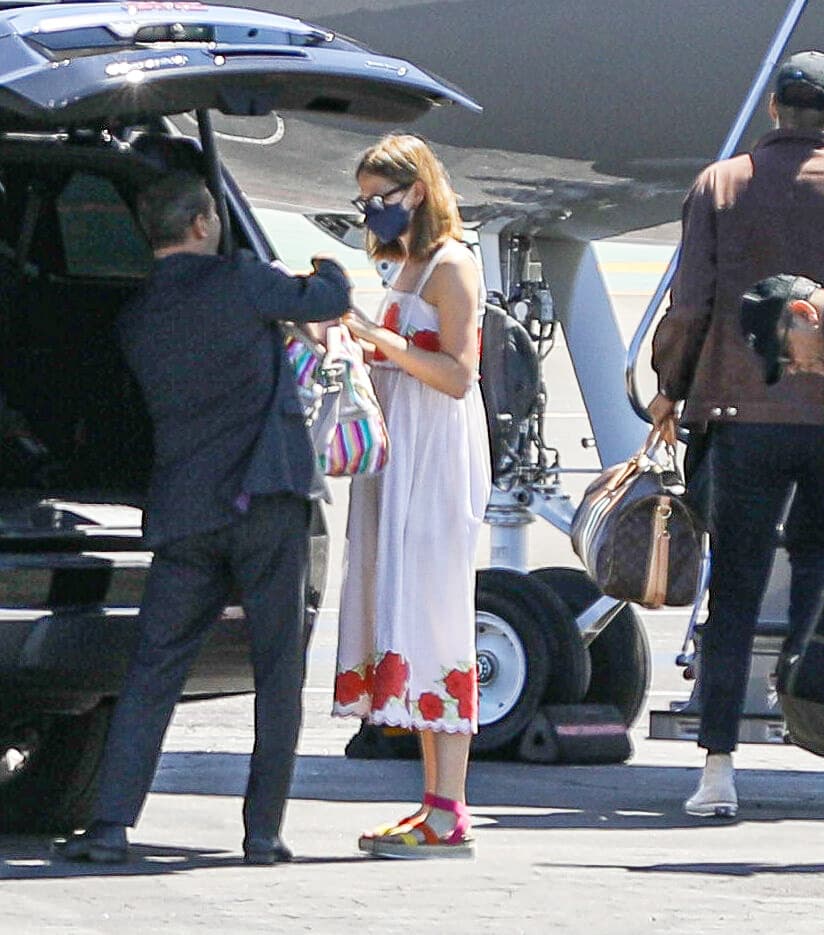 Ese día, los paparazzi los captaron junto a Violet (16), Seraphina (13) y Samuel (10), los 
<b><a href="https://www.univision.com/famosos/hijos-de-ben-affleck-y-jennifer-garner-fotos" target="_blank">hijos que Ben Affleck tuvo con su exesposa Jennifer Garner. </a></b>
<br>